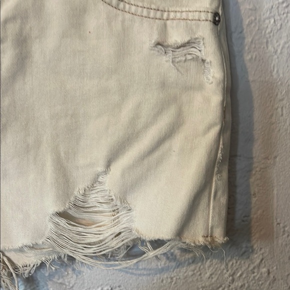 WE THE FREE PEOPLE Women's Cream Distressed Denim Shorts - Picture 3 of 8